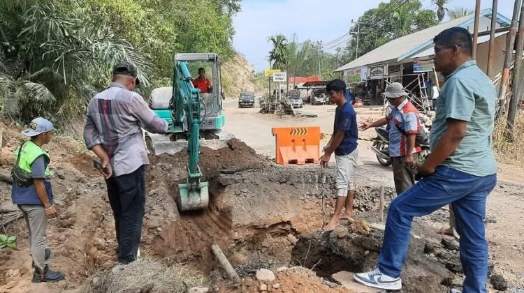 PERBAIKI—Terlihat  petugas PDAM Sawahlunto sedang  memperbaiki layanan yang optimal, juga bekerja keras untuk memperbaiki fasilitas dan prasarana yang bisa mempengaruhi layanan yang akan diberikan kepada pelanggan.