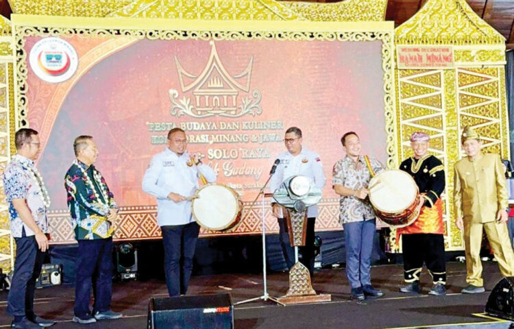 ROAD SHOW— Ketum DPP Ikatan Keluarga Minang (IKM) Andre Rosiade melakukan road show atau kunjungan silaturahim dan konsolidasi pengurus IKM se Provinsi Jawa Tengah (Jateng), Sabtu malam (28/5) di Restoran Chaniago.