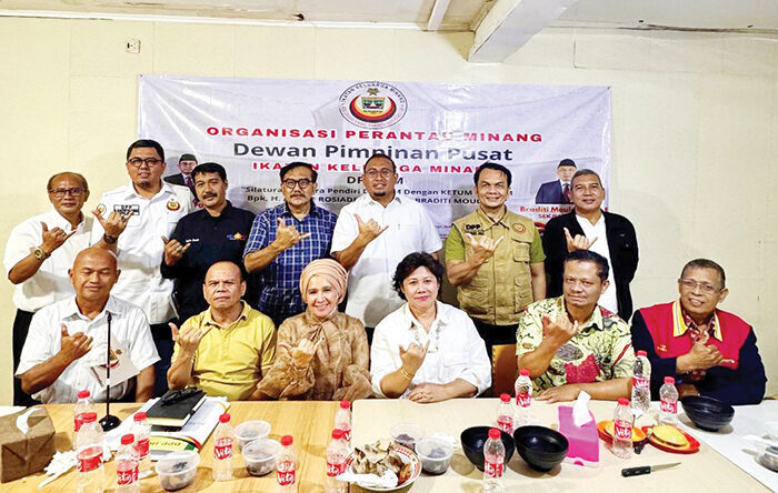 Bertemu Tokoh Pendiri IKM, Ketum Andre Rosiade Siap Besarkan IKM hingga Keluar Negeri 1 PERTEMUAN—Ketum DPP IKM Andre Rosiade mengadakan pertemuan dengan para tokoh Pendiri IKM di Sekretariat DPD IKM Tangerang Selatan (Tangsel), Banten, Kamis malam (3/7).