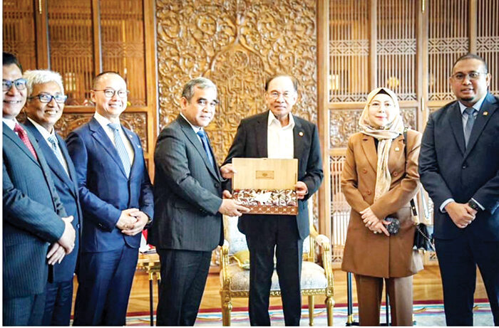 Andre Rosiade Dampingi Ketua MPR RI Ahmad Muzani Bertemu Perdana Menteri Malaysia 1 BERTEMU PM MALAYSIA— Wakil Sekretaris Fraksi Gerindra MPR RI Andre Rosiade mendampingi Ketua MPR RI Ahmad Muzani bertemu dengan Perdana Menteri Malaysia Yang Mulia Dato Seri Diraja Haji Anwar Ibrahim beberapa hari lalu.