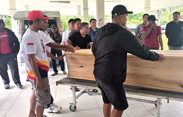 Perantau Minang jadi Korban Penembakan di Papua, Andre Rosiade: IKM Bantu Terbangkan Jenazah ke Padang 1 PEMULANGAN JENAZAH— Warga IKM Mimika serta warga IKM Puncak Jaya dan Intan Jaya ikut membantu proses pemulangan jenazah Joni Hendra, perantau Minang di Papua, tepatnya di daerah pegunungan Distrik Sugapa, Kabupaten Intan Jaya, Provinsi Papua Tengah, yang menjadi korban pembunuhan oleh Kelompok Kriminal Bersenjata (KKB) di Papua, Jumat (25/7) lalu.