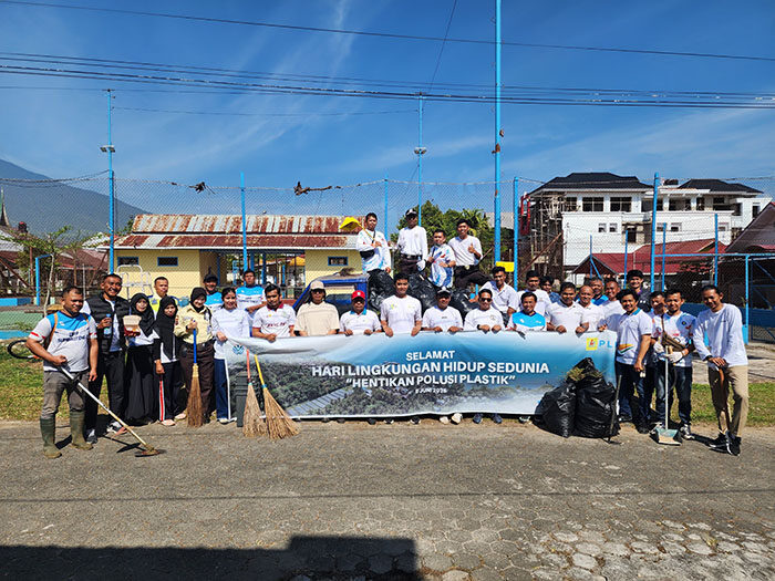 Wujud Nyata Kepedulian Lingkungan, PLN UPP Sumbagteng 2 Laksanakan Aksi Bersih di Bukittinggi 1 AKSI BERSIH—PT PLN (Persero) UPP Sumbagteng 2 menggelar aksi bersih-bersih di kawasan Lingkungan Belakang Balok, Kota Bukittinggi.
