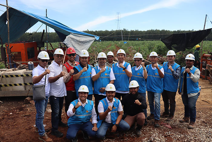 Dukung Keandalan Sistem Kelistrikan Riau, PLN Pastikan Konstruksi SUTT 150 kV KID–Pakning Sesuai Standar K3 1 MENINJAU—General Manager PLN UIP Sumbagteng, Hendro Prasetyawan meninjau proyek Saluran Udara Tegangan Tinggi (SUTT) 150 kV KID–Pakning Lot 1 dan Lot 2.