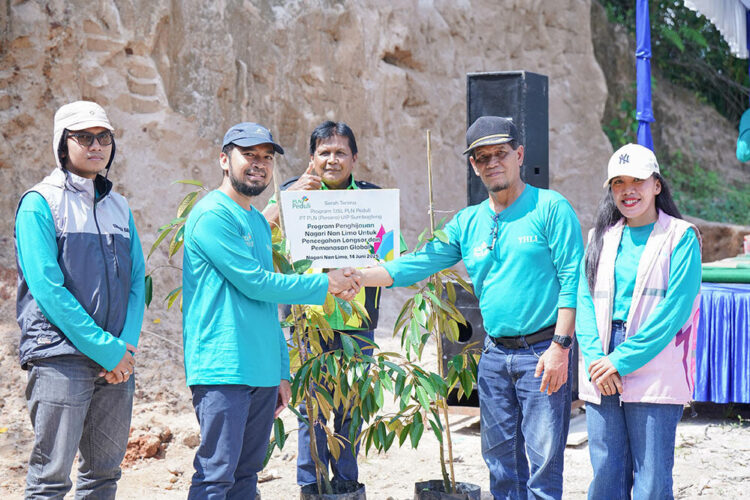 Cegah Longsor dan Pemanasan Global, PLN Peduli Hadir dalam Program Penghijauan di Nagari Nan Limo 1 PLN