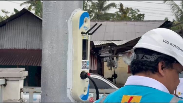 PERTAMA DI SUMABAR—SPKLU berbasis tiang atau pole mounted charging di halaman PLN Unit Layanan Pelanggan (ULP) Tabing.