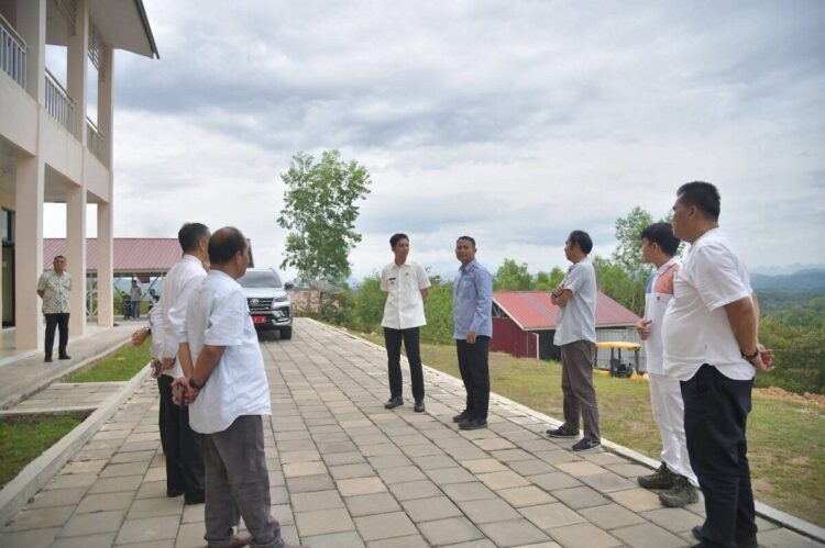 Kunjungi Kampus Program Studi di Luar Kampus Utama, Riyanda: PSDKU UNP Bagian Penting Masa Depan Pendidikan di Sawahlunto 1 KUNJUNGI KAMPUS— Wali Kota Sawahlunto Riyanda Putra bersama sejumlah dosen saat berkunjung ke kampus Program Studi di Luar Kampus Utama (PSDKU) Universitas Negeri Padang (UNP) Sawahlunto.
