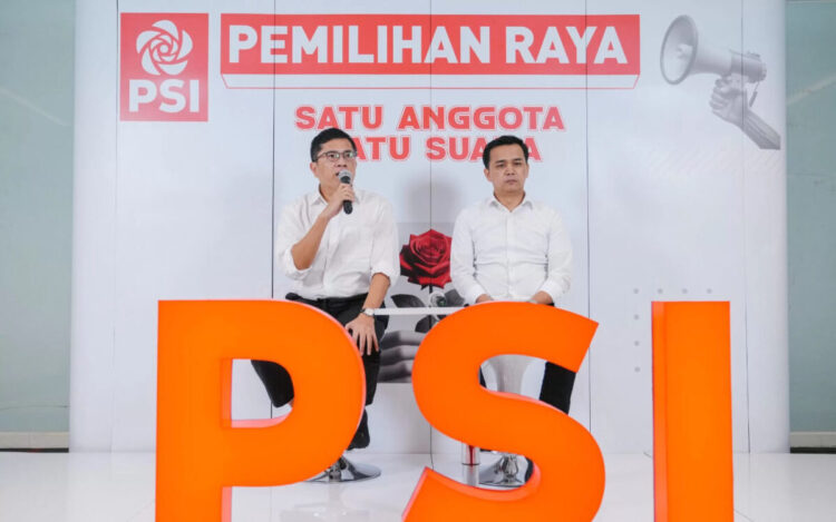 BERI KETERANGAN— Ketua Steering Committee Kongres PSI Andy Budiman dan Sekretaris Steering Committee Kongres PSI Beny Papa menyampaikan keterangan kepada awak media.