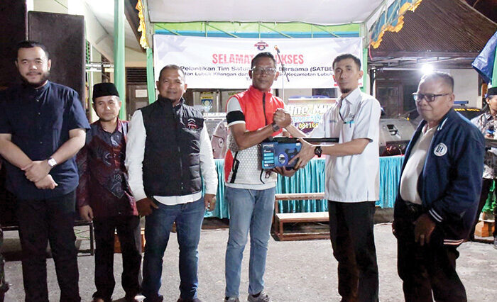 Dukung Satber Cegah Tawuran, PT Semen Padang Donasikan Perlengkapan Operasional di Lubuk Kilangan 1 BANTUAN PERLENGKAPAN OPERASIONAL— Kepala Unit Komunikasi & Kesekretariatan PT Semen Padang Ilham Akbar, menyerahkan bantuan perlengkapan operasional kepada Tim Satber Cegah Aksi Tawuran dan Balap Liar Kecamatan Lubuk Kilangan, di Mapolsek Luki, Selasa (15/7) malam.