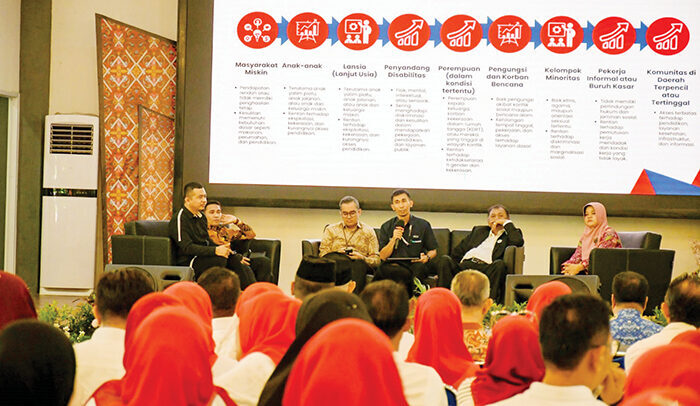 PT Semen Padang Dorong Koperasi Hijau Lewat Maggot dan Kaliandra 1 PROGRAM UNGGULAN— Kepala Unit Komunikasi dan Kesekretariatan PT Semen Padang Ilham Akbar, memaparkan dua program unggulannya kepada Koperasi Kelurahan Merah Putih se-Kota Padang saat acara Peringatan Hari Koperasi Nasional ke-78 di Gedung Bagindo Aziz Chan Yout Center beberapa waktu lalu.