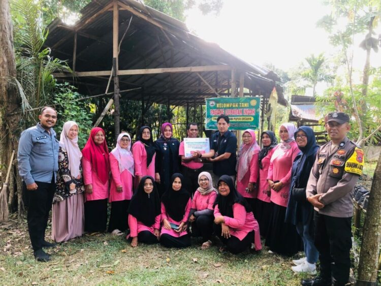 PENGOLAHAN PUPUK ORGANIK—PT Semen Padang menyalurkan bantuan sarana pengembangan produksi pupuk organik kepada Kelompok Tani Padang Cubadak Indah di Kelurahan Sawah Padang Aua Kuniang, Kecamatan Payakumbuh Selatan, Kota Payakumbuh.