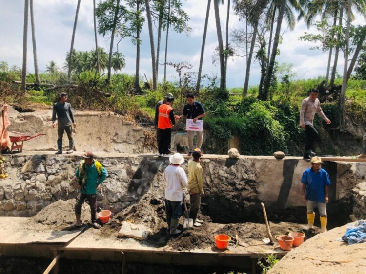 Usai Banjir Bandang Lahar Dingin, PT Semen Padang Bantu 100 Zak untuk Perbaikan Irigasi di Rambatan 1 PERBAIKAN IRIGASI— PT Semen Padang menyerahkan bantuan 100 zak semen pada Kamis (4/7) lalu, untuk mendukung pembangunan kembali dam dan saluran irigasi yang rusak dan dikelola Kelompok Tani Aur Serumpun, di Jorong Panti, Nagari Rambatan, Kecamatan Rambatan, Kabupaten Tanahdatar.