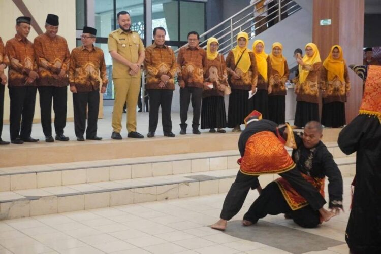 PWRI Padang Siap Jadi Motor Semangat Lansia Menuju Indonesia Emas 1 ATRAKSI SILAT— Sejumlah lansia yang tergabung dalam PWRI Kota Padang, menampilkan atraksi silat dan tarian di hadapan Wako Padang Fadly Amran, saat peringatan HUT ke-63 PWRI yang digelar di Gedung Bagindo Aziz Chan Youth Center, Selasa (29/7).