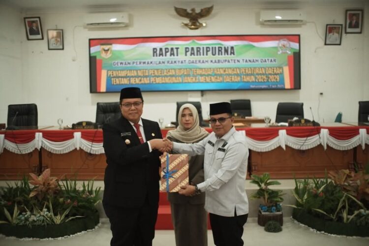 Wabup Sampaikan Penjelasan Ranperda RPJMD 2025-2029 serta Visi dan Misi Pemda Tanah Datar 1 RAPAT PARIPURNA— Wabup Ahmad Fadly saat menghadiri rapat paripurna penjelasan Ranperda RPJMD 2025-2029 serta Visi dan Misi Pemda Tanah Datar.