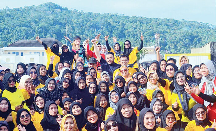 Minggu Pagi, Wako Senam Sehat di Pasar Raya Fase VII 1 SENAM BERSAMA— Wali Kota Padang Fadly Amran, ikut dalam senam pagi bersama anggota Klub Senam Pagati di bawah binaan Ketua Komisi III DPRD Kota Padang, Helmi Moesim, Minggu (13/7) di Lantai III Pasar Raya Fase VII.