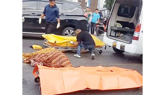 Kecelakaan Maut di Depan Islamic Center Koto Baru, Pasutri Berboncengan Motor Tewas di Tempat, Ditabrak Mobil lalu Terpental, Pengemudinya Kabur 1 EVAKUASI— Polisi mengevakuasi jenazah pasutri yang tewas tertabrak mobil di Jalan Lintas Padang-Solok, depan gerbang Islamic Center Koto Baru, Kecamatan Kubung,
Kabupaten Solok.