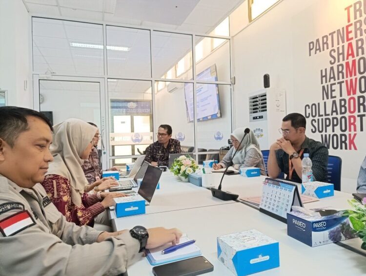 Pelajar Diajak Ikut Program KEJAR 2025 1 SUKSESKAN PROGRAM KEJAR— Kepala Bagian Perekonomian dan SDA Setdako Padang, Indra Noveri saat menggelar pertemuan dengan sejumlah perbankan di Balai Kota Padang, untuk menyukseskan Program KEJAR 2025, Kamis (3/7).