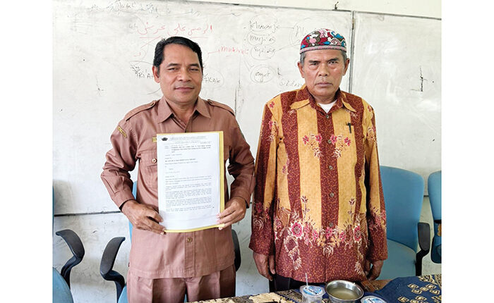 Yayasan Doktor Haji Abdullah Ahmad PGAI Padang Bantah Tuduhan Penggelapan Dana Wakaf, Yurnalis: Pernyataan Mereka Tak Berdasar 1 PERLIHATKAN SURAT TERBUKA— Sekretaris Pembina Doktor Haji Abdullah Ahmad PGAI Padang, Yurnalis memperlihatkan surat terbuka membantah tuduhan penggelapan dana yayasan, Senin (7/7). Surat ini juga ditandatangani oleh 65 guru dan karyawan yayasan.