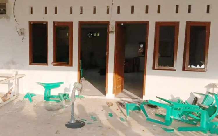 Anarkis! Aktivitas Jemaat GKSI Dibubarkan Massa, 2 Anak Terluka Terkena Lemparan dan Pukulan, Kaca Jendela Pecah, Meja dan Kursi Dirusak 1 DIRUSAK— Kondisi rumah kontrakan yang dijadikan jemaat GKSI Anugerah Padang yang dirusak oleh massa di Kelurahan Padang Sarai, Kecamatan Koto Tangah saat aksi pembubaran.