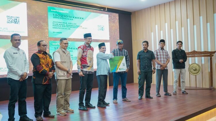 Pemkab Solok Luncurkan Program Perlindungan BPJS Ketenagakerjaan, Perluas Jangkauan Perlindungan Sosial pada Masyarakat Rentan 1 Program Perlindungan BPJS —Pemkab Solok meluncurkan Program Perlindungan BPJS
Ketenagakerjaan bagi Pekerja Rentan di tingkat nagari.