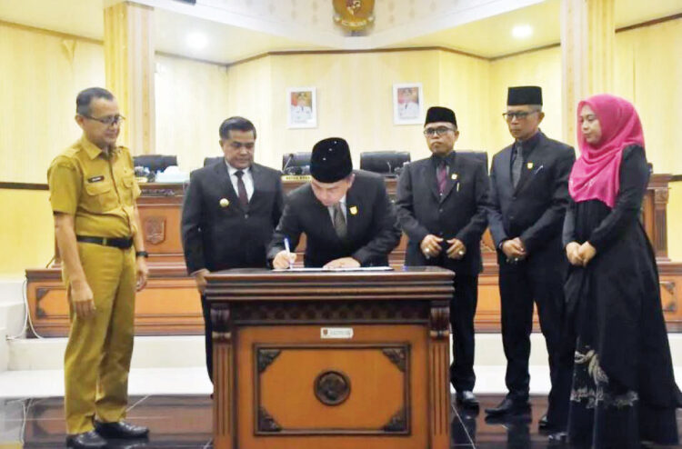 Pemkab dan DPRD Agam Sepakati RPJMD Tahun 2025-2029 menjadi Perda 1 TANDATANGAN— Ketua DPRD Agam Ilham menandatangani kesepakatan didampingi Bupati Agam Benni Warlis, Wakil Ketua DPRD Agam Henrizal, Muhammad Risman dan Aderia.