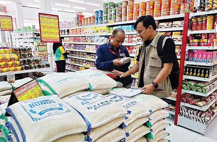 Temukan Produk Tanpa Uji Laboratorium, Pemkab Agam Perketat Pengawasan Beras Oplosan 1 PENGAWASAN BERAS OPLOSAN— Tim dari Dinas Ketahanan Pangan dan Perikanan Kabupaten Agam
sedang melakukan pengawasan beras oplosan.