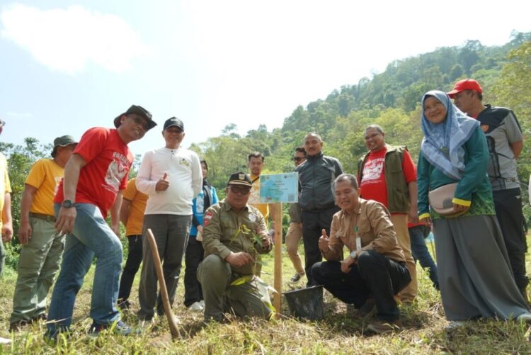 Pemkab Apresiasi Balai Besar TNKS, Dukung Jalur Pendakian Gunung Kerinci dari Solok Selatan 1 PENANAMAN POHON— Sekdakab Solsel Syamsurizaldi saat melakukan penanaman pohon bersama Balai Besar TNKS di Visitor Center Jalur Pendakian Gunung Kerinci dari Solok Selatan di Bangun Rejo, Kecamatan Sangir, Minggu (27/7).