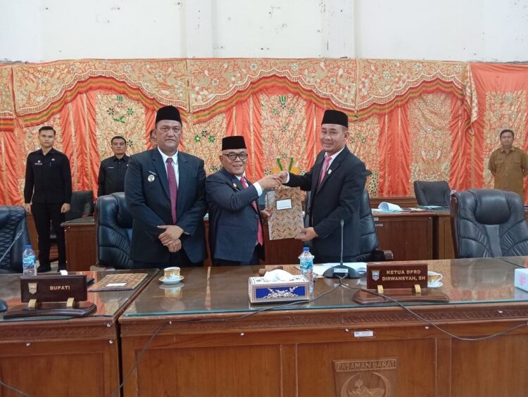 Ranperda Pertanggungjawaban APBD 2024 Disetujui, Pemkab Fokus Tuntaskan Kewajiban dan Program Prioritas 1 PERSETUJUAN RANPERDA— Bupati Pasaman Barat Yulianto, bersama Ketua DPRD Pasaman Barat Dirwansyah saat sidang paripurna yang menyetujui Ranperda tentang Pertanggungjawaban Pelaksanaan APBD Tahun Anggaran 2024.