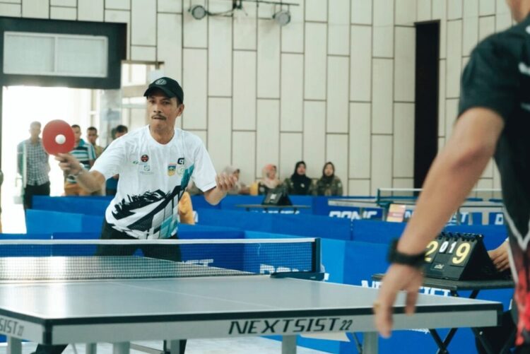 Meriahkan HUT ke-80 RI, Pemkab Solsel Gelar Turnamen Tenis Meja 1 TURNAMEN TENIS—Turnamen Tenis Meja antar ASN dan Instansi se-Kabupaten Solok Selatan dalam HUT RI ke 80.