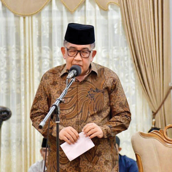 Pemkab dan Masyarakat Sampaikan Duka atas Wafatnya Mertua Bupati Agam 1 DUKA CITA— Asisten I Setda Agam, Rahman, S.IP, mewakili Pemerintahan Kabupaten Agam menyampaikan duka cita dan belasungkawa yang mendalam atas wafatnya Ibu Jamiah, mertua dari Bupati Agam, Benni Warlis.