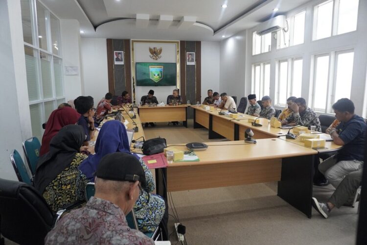 Pemko Bahas Kelanjutan Penggunaan Rel dan Stasiun Kereta Api Padang Panjang 1 RAPAT KOORDINASI— Pemko Padangpanjang menggelar rakor bersama PT KAI Wilayah Divre II Sumatera Barat dan Balai Teknik Perkeretaapian (BTP) Kelas II Padang. Rakor ini membahas kelanjutan kolaborasi pengelolaan aset warisan dunia berupa stasiun dan jalur rel kereta api di Kota Padang Panjang.