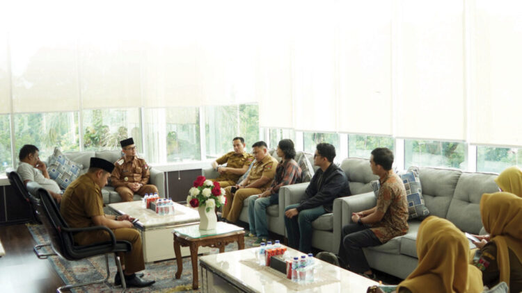 Pemkot Dukung Penuh BCN, Wujudkan Bukittinggi Kota Kreatif yang Berbudaya 1 AUDIENSI— Wakil Wali Kota Bukittinggi, Ibnu Asis melakukan audiensi dengan Pengurus Bukittinggi Creative Network (BCN) di ruang kerja wawako, Senin (28/7).