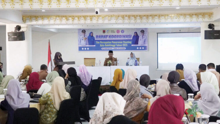 Bukittinggi Perkuat Sinergi Lintas Sektor untuk Percepat Penurunan Stunting 1 RAPAT KOORDINASI— Pemerintah Kota Bukittinggi gelar rapat koordinasi tim percepatan penurunan stunting (TPPS) Tingkat Kota Bukittinggi. Kegiatan ini dibuka langsung oleh Wakil Wali Kota Bukittinggi, Ibnu Asis di Hotel Dymens, Selasa (29/7).