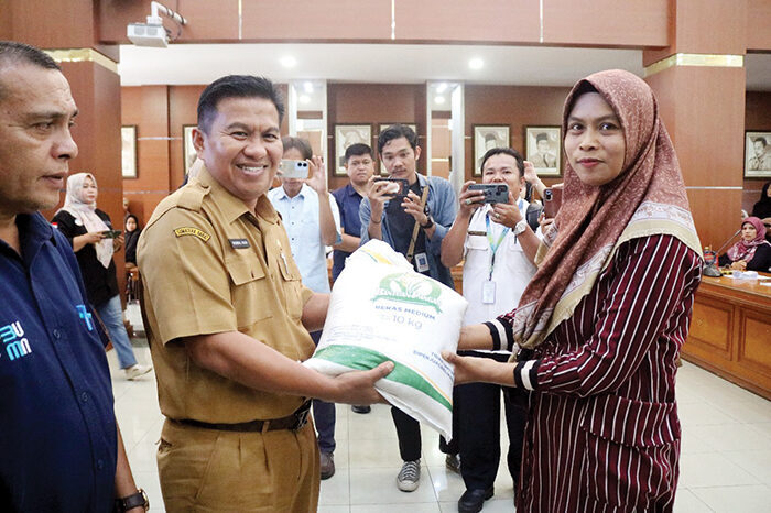 PENYALURAN BERAS— Pemko Bukittinggi launching penyaluran cadangan pangan pemerintah, periode 
Juni - Juli 2025 di Aula Balai Kota Bukittinggi, Selasa (22/7).