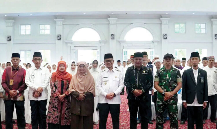 Penuh Haru, Pemko Bukittinggi Sambut Kepulangan 348 Jamaah Haji 1 PENYAMBUTAN JAMAAH HAJI— Pemko Bukittinggi menggelar penyambutan secara resmi bagi 348 jamaah haji asal Bukittinggi yang telah kembali dari Tanah Suci pada musim haji 1446 H. Acara penyambutan berlangsung penuh haru di Balairung Rumah Dinas Wali Kota, Rabu (23/7).