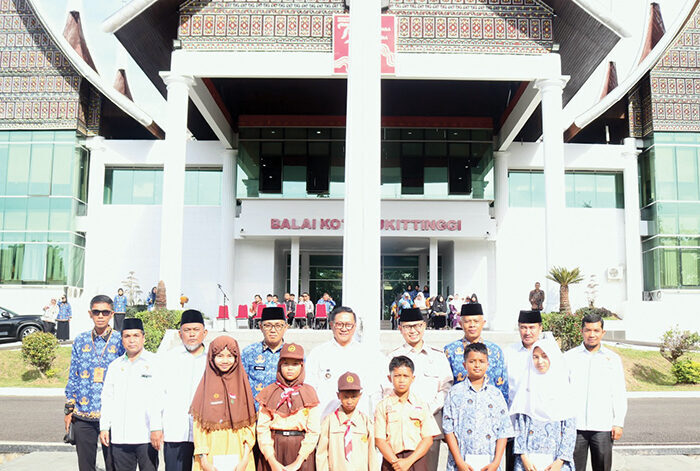 Bukittinggi Perkuat Sinergi Pemko dan BAZNAS, 562 Pelajar Terima Zakat Pendidikan 1 ZAKAT PENDIDIKAN— Pemko bersama BAZNAS Kota Bukittinggi salurkan zakat pendidikan bagi pelajar tingkat SD, SMP, MI dan MTsN se-Kota Bukittinggi, Kamis (17/7)
di halaman Balai Kota Bukittinggi.