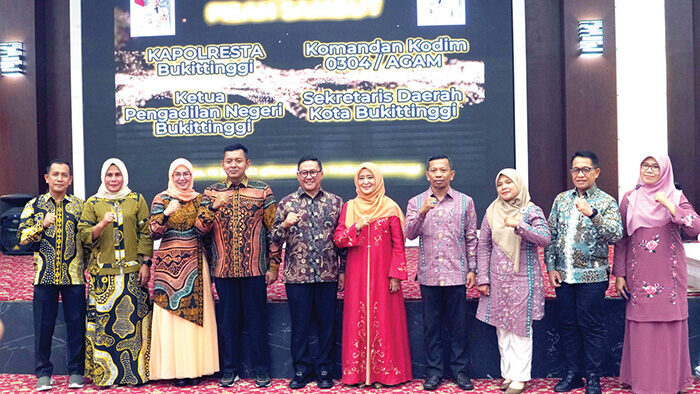 Wujud Apresiasi dan Sinergi Baru, Pemko Bukittinggi Gelar Pisah Sambut Forkopimda dan Sekda 1 PISAH SAMBUT— Pemko Bukittinggi gelar acara pisah sambut untuk sejumlah pimpinan Forkopimda dan Sekretaris Daerah, di Balairung Rumah Dinas Wali Kota, Selasa (8/7).