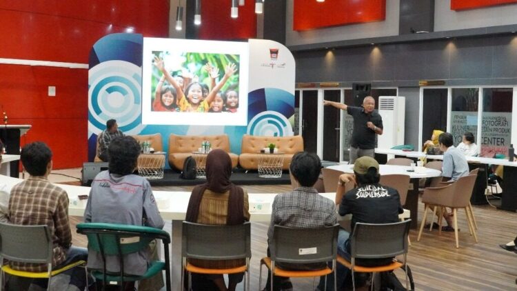 Eksplorasi Wisata Lewat Lensa, Pemko Gaungkan Progul Jelajah Padang 1 FORUM DISKUSI— Pemko Padang menggelar forum diskusi santai, dengan menghadirkan , fotografer senior Indonesia Arbain Rambey berbagi pandangan soal bagaimana AI bisa menjadi “teman baru” bagi para fotografer.