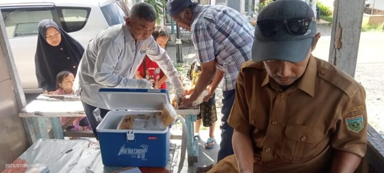 Antisipasi Penyebaran Virus Rabies, Pemko Gelar Vaksinasi Rabies Massal di Seluruh Kelurahan 1 VAKSINASI— Petugas Dinas Pangan dan Pertanian (Dispangtan) kembali mengadakan vaksinasi rabies massal Hewan Penular Rabies (HPR). Ini dilakukan untuk mengantisipasi penyebaran virus rabies oleh hewan piaraan warga.