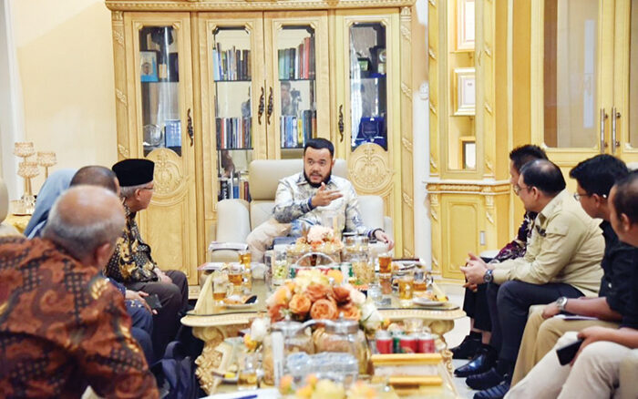 Hasilkan 750 Ton Sampah Perhari, Pemko Jajaki Sistem Pengelolaan Sampah Pintar Berbasis IoT dengan Unes 1 PENGELOLAAN SAMPAH TERINTEGRASI— Wako Padang Fadly Amran menerima perwakilan Unes di kediaman resminya, Kamis (3/7). Dalam pertemuan tersebut, Pemko menjajaki potensi kerja sama dengan Unes untuk mengembangkan sistem pengelolaan sampah terintegrasi berbasis IoT.