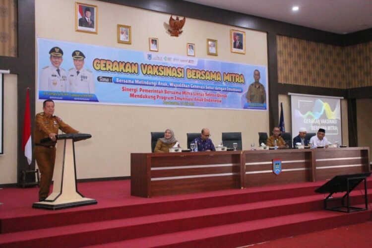 Bentuk Generasi Tangguh, Payakumbuh Luncurkan Program Masjid MITRA untuk Remaja 1 SAMBUTAN—Wakil Wali Kota Payakumbuh Elzadaswarman saat menyampaikan sambutan dalam kegiatan Gerakan Vaksinasi Bersama Mitra, di Aula Ngalau Indah.