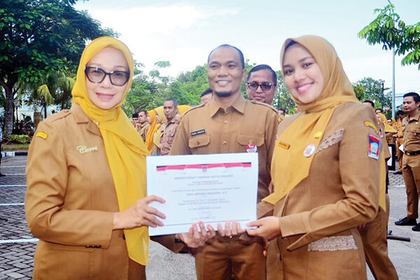 ASN Pemko Berkinerja Terbaik Semester I Terima Penghargaan 1 PENGHARGAAN— Plh Sekda Kota Padang Corry Saidan, menyerahkan piagam penghargaan “Employee of The 1st Semester 2025” kepada ASN yang dinilai berkinerja terbaik, di pelataran parkir Kantor Balai Kota Aie Pacah, Senin (7/7).