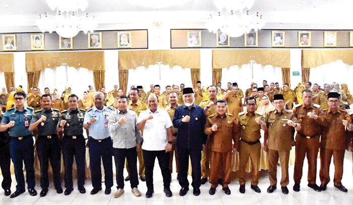HADIRI RAKOR MBG— Wakil Wali Kota Padang, Maigus Nasir, menghadiri Rakor Pelaksanaan Program MBG tingkat Sumbar di Auditorium Gubernur Sumbar. Pertemuan ini juga melibatkan seluruh kepala daerah se-Sumbar, unsur Forkopimda Sumbar, kepala perangkat daerah, hingga perwakilan BUMN dan BUMD, menunjukkan komitmen bersama menyuskseskan program MBG.