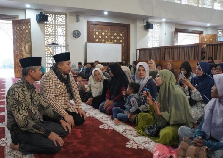 233 Mustahik Terima Bantuan Program Padang Panjang Cerdas Baznas 1 PADANG PANJANG CERDAS— Wako Hendri Arnis dan Wawako Allex Saputra bersama penerima Bantuan Program Padang Panjang Cerdas dari Badan Amil Zakat Nasional (Baznas), di Masjid Agung Manarul ‘Ilmi Islamic Centre, Sabtu (26/7).