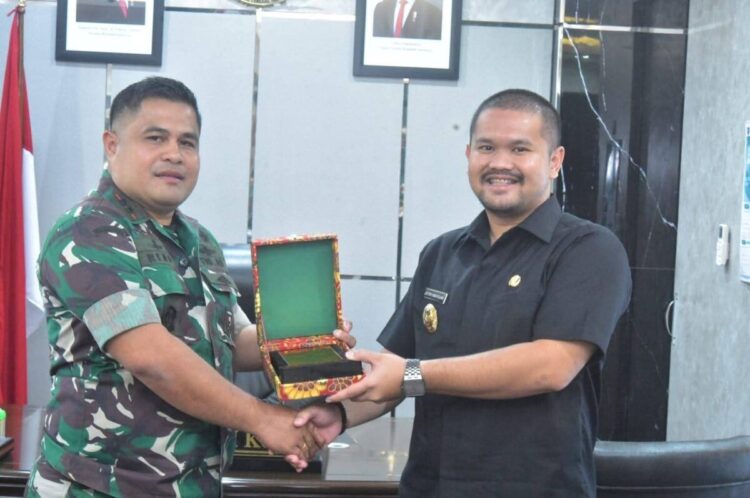 Pemko Sawahlunto Sambut Dandim Baru, Perkuat Sinergi TNI dan Pemerintah Daerah 1 CINDERAMATA— Wawako Sawahlunto, Jeffry Hibatullah memberikan cinderamata kepada Letkol Inf. Reno Handoko yang dipindahkan tugaskan dan posisinya di Kodim 0310 Sawahlunto-Sijunjung digantikan oleh Letkol CZI. Joko Stradona.