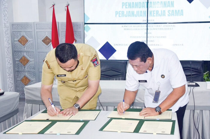 Mengedepankan Keadilan Restoratif, Pemko Siapkan Griya Abhipraya untuk Pidana Kerja Sosial 1 NOTA KESEPAHAMAN— Wako Fadly Amran, bersama Kepala Kantor Wilayah Ditjen PAS Sumbar melakukan penandatangan nota kesepahaman, di Rumah Dinas Wako, Selasa (29/7).