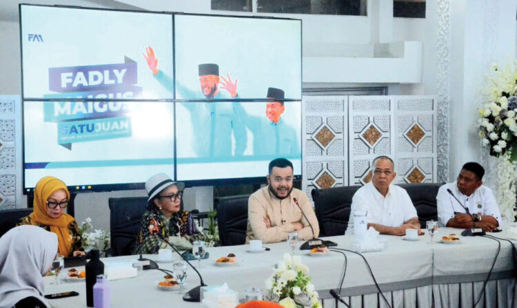 FORUM PENTAHELIX— Wali Kota Padang Fadly Amran, bersama Guru Besar Departemen Teknik Arsitektur dan Perencanaan Fakultas Teknik UGM, Wiendu Nuryanti dalam forum pentahelix yang digelar di Rumah Dinas Wali Kota Padang, Jumat (4/7).