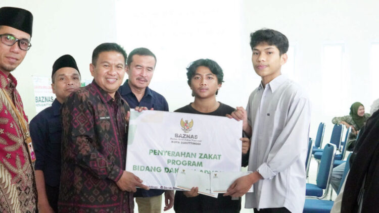Pemko BAZNAS kembali Salurkan Zakat untuk 125 Mustahik, Tembus Rp1,2 Miliar di Semester I 2025 1 PENYALURAN ZAKAT— Pemko Bukittinggi bersama BAZNAS menyalurkan zakat kepada 125 mustahik. Kegiatan ini dilaksanakan di Kantor BAZNAS Bukittinggi, Kamis (24/7).
