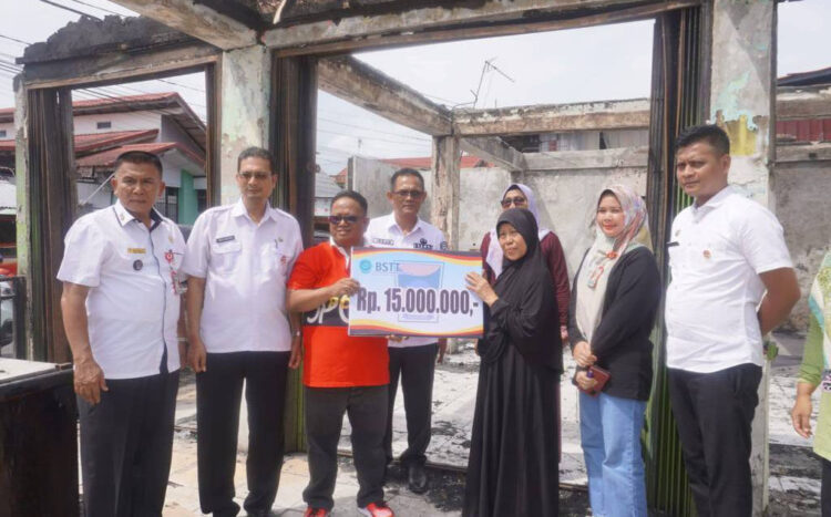 BANTUAN— Wali Kota Padang yang diwakili Camat Nanggalo, Amrizal Rengganis menyerahkan bantuan untuk korban kebakaran, Mia Ramadhani selaku penyewa rumah dan pemilik usaha, sebesar Rp5 juta. Sementara Seniwarna selaku pemilik rumah, diberikan bantuan sebesar Rp15 juta.
