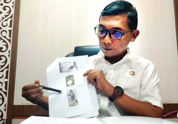 Enam Hari Setelah Lahir di TMSBK, Anak Yani dan Bujang Mati karena Kelainan Genetik 1 JELASKAN— Kadispar Kota Bukittinggi sekaligus Ketua Tim Dokter TMSBK, Rofie Hendria saat menjelaskan penyebab kematian anak Harimau Sumatera yang baru berumur 6 hari di TMSBK Bukittinggi, Selasa (1/7) yang lalu.