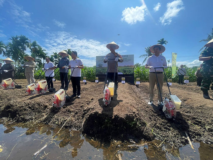 TANAM JAGUNG—Kapolda Sumbar Irjen Pol Gatot sedang menanam jagung bersama pihak terkait.